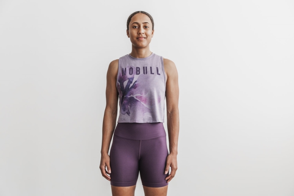 nobull_e383ace38387e382a3e383bce382b9_e3839ee38383e382b9e383abe382bfe383b3e382af_e6b0b4e5bda9e88ab1e69f84_e383a9e38399e383b.jpg Nobull レディース マッスルタンク (水彩花柄) ラベンダー - 画像 (1)
