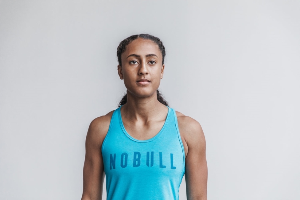 nobull_e383ace38387e382a3e383bce382b9_e383ace383bce382b5e383bce38390e38383e382af_e382bfe383b3e382af_e3838de382aae383b3_e383.jpg Nobull レディース レーサーバック タンク (ネオン) ブルー - 画像 (1)