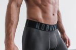 Nobull メンズ コンプレッション ショート 9" ダーク - 画像 (2)