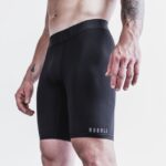 Nobull メンズ コンプレッション ショート 9" (プラッシュ ヘザー) ブラック