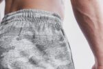 Nobull メンズ ライトウェイト ニット ショートパンツ 7" (迷彩) ホワイト - 画像 (2)