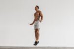 Nobull メンズ ライトウェイト ニット ショートパンツ 7インチ ホワイト - 画像 (2)