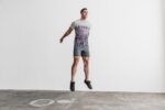 Nobull メンズ Tシャツ（ディップダイ）藤 - 画像 (3)