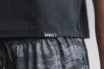 Nobull レディース ヘビーウェイト ノースリーブ クロップ T シャツ ブラック - 画像 (3)