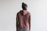 Nobull レディース マイクロプラッシュ ノースリーブ パーカー レッドウッド - 画像 (3)