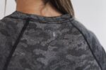 Nobull レディース ライトウェイト テクスチャード ロングスリーブ Tシャツ (カモ) ブラック - 画像 (2)