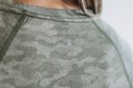Nobull レディース ライトウェイト テクスチャード ロングスリーブ Tシャツ (迷彩柄) アーミー - 画像 (3)
