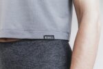 Nobull レディース ライトウェイト ノースリーブ クロップ T シャツ ダーク - 画像 (3)