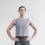 Nobull レディース ライトウェイト ノースリーブ クロップ T シャツ ダーク