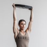 Nobull レディース レーサーバック タンク (クラシック カラー) ダーク フォールド ロック