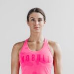 Nobull レディース レーサーバック タンク (ネオン迷彩) ピンク