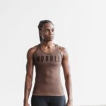 Nobull レディース レーサーバック タンクトップ (クラシックカラー) ブラウン