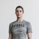 Nobull レディース Tシャツ (カモ) グレー