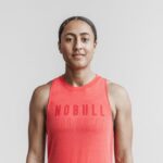 Nobull レディースハイネックタンクトップ(オールラブ) レッド
