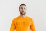 Nobullメンズ長袖Tシャツ（ネオン）オレンジ - 画像 (3)