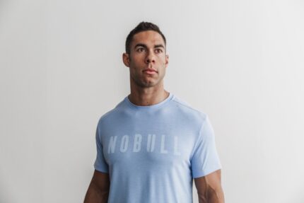 NobullメンズTシャツ（明るい色）ブルー