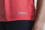 Nobullレディースハイネックタンクトップ（明るい色）レッドアラート - 画像 (3)