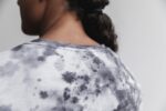NobullレディースロングスリーブTシャツ（ディップダイ）ホワイト＆ブラック - 画像 (2)