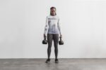 NobullレディースロングスリーブTシャツ（ディップダイ）ホワイト＆クラウド - 画像 (3)
