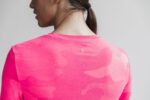 NobullレディースロングスリーブTシャツ（ネオンカモ）ピンク - 画像 (2)